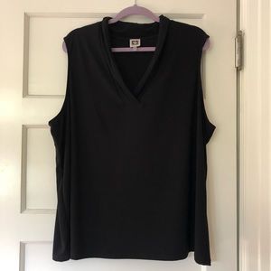 Anne Klein sleeveless V-neck shirt. Size 3x Black